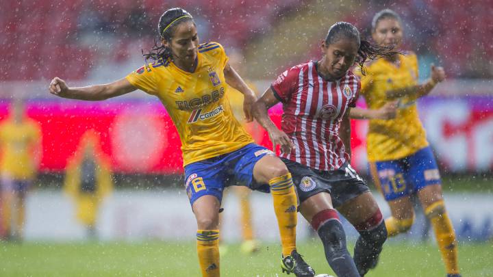 Jugadoras de fútbol disputando el balón