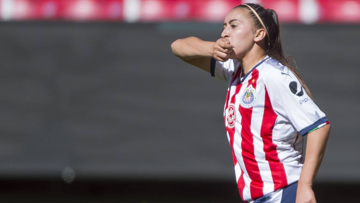 Jugadora de fútbol besansose la mano