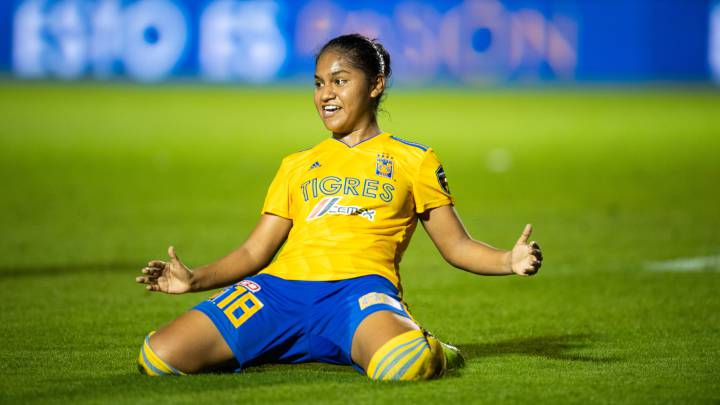 Jugadora de futbol en el pasto