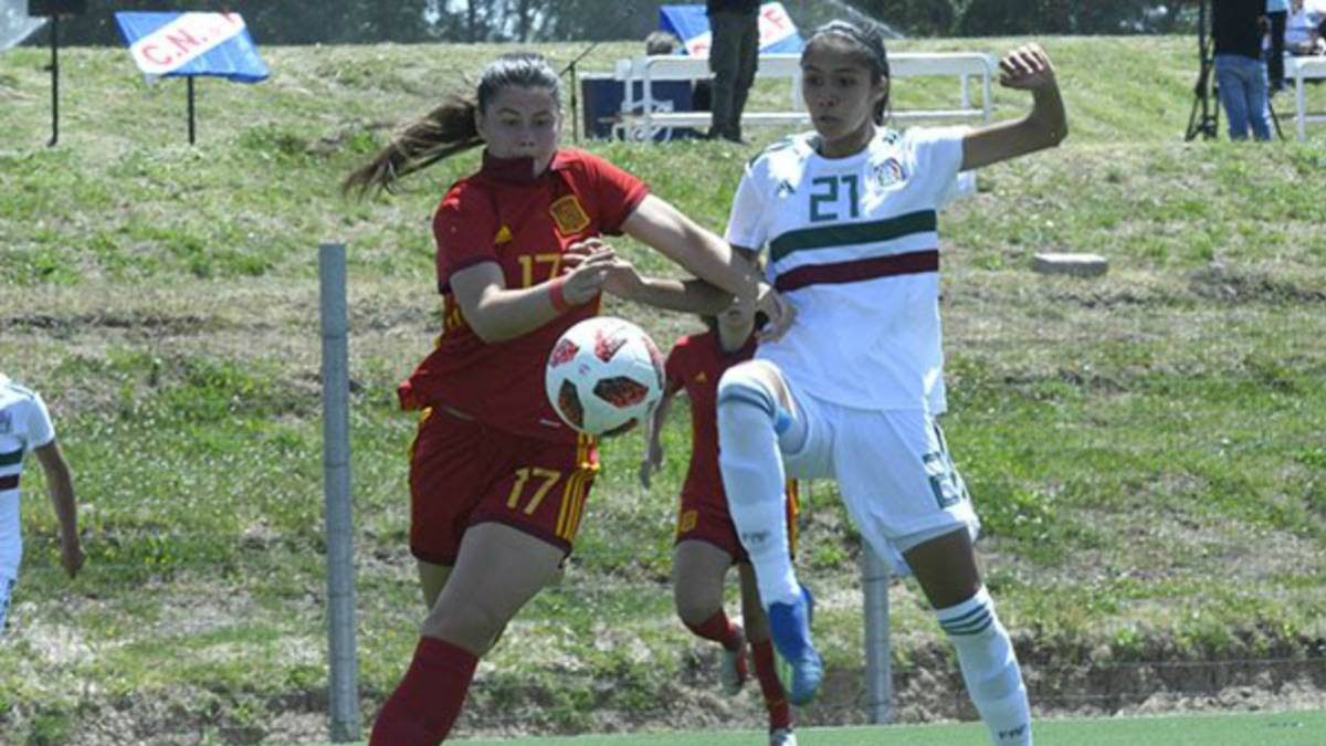 Jugadoras corriendo en el campo de juego y disputando el balón