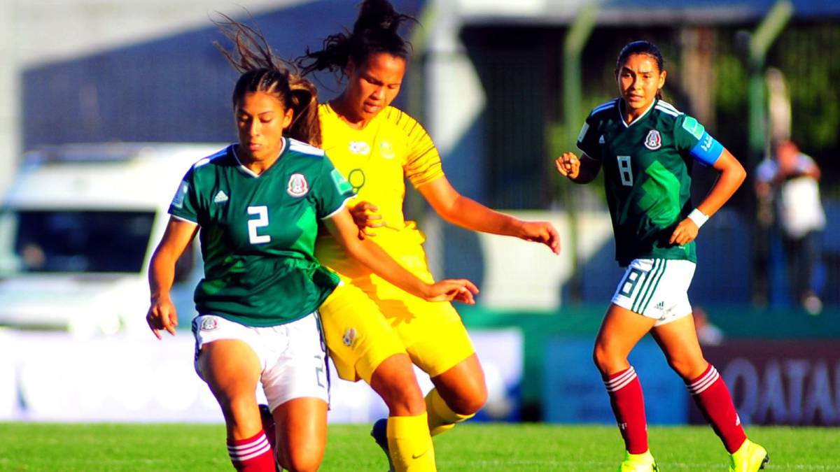 Jugadoras corriendo en el campo de juego