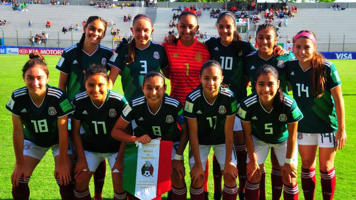 Jugadoras de fútbol posando para foto antes del partido