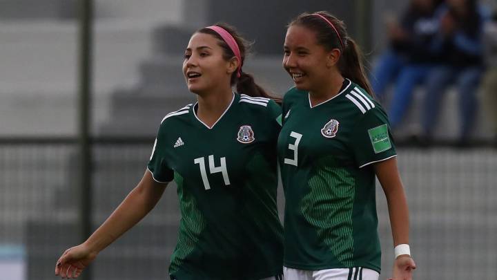 Jugadoras de fútbol abrazadas