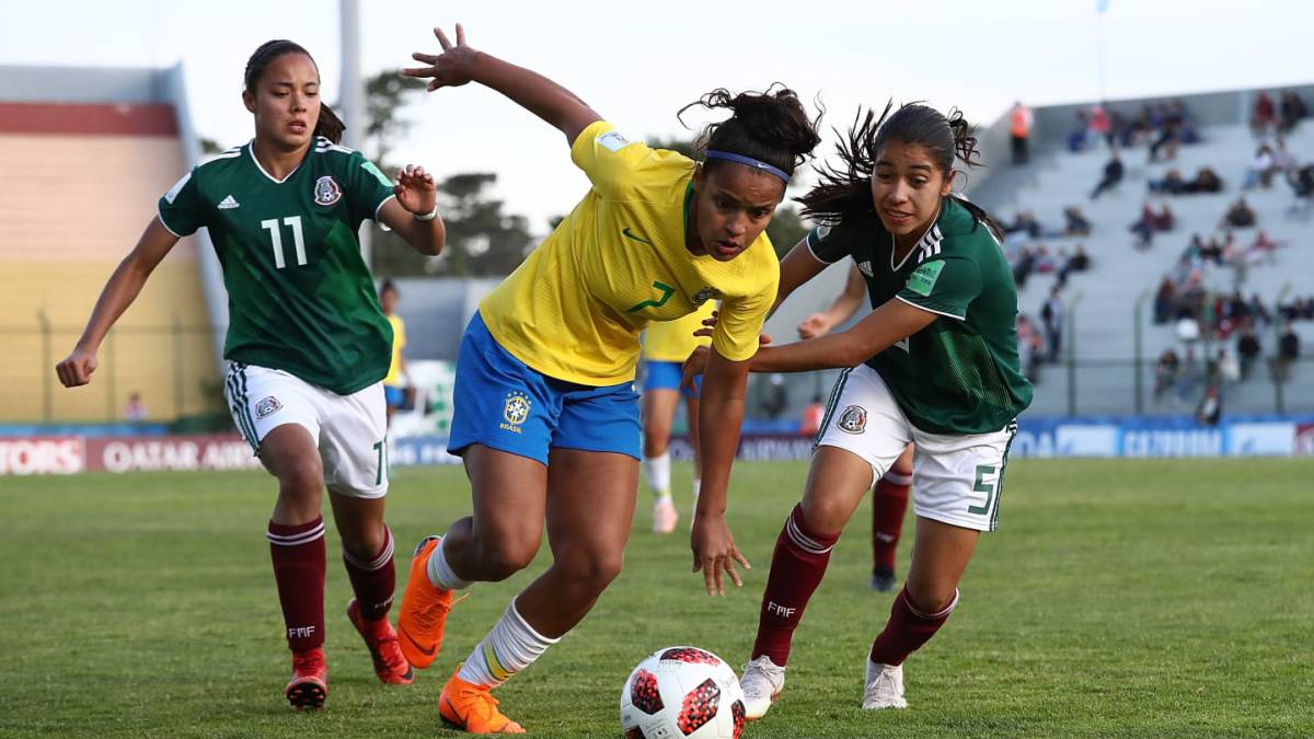 Jugadoras de fútbol disputando el balón