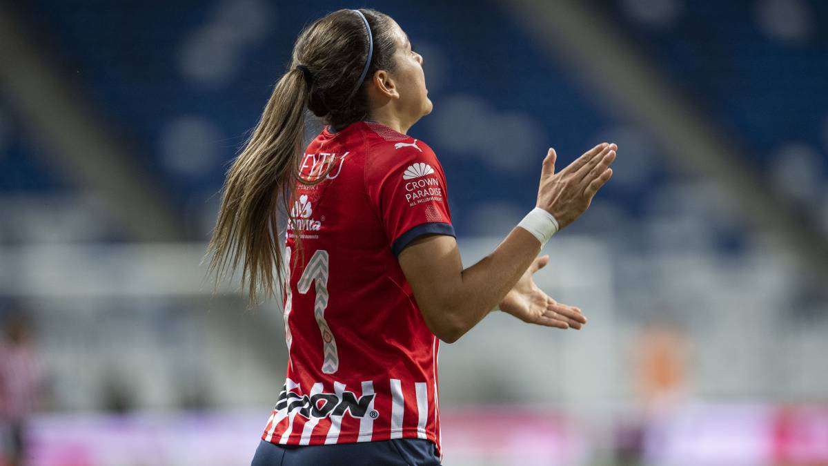 Jugadora de fútbol caminando en el campo