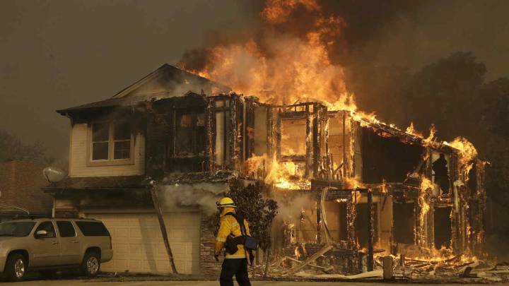 Suspenden actividades escolares y deportivas por incendios en California