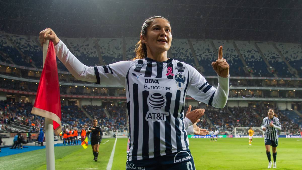 Jugadora tomando el banderín del campo de fútbol