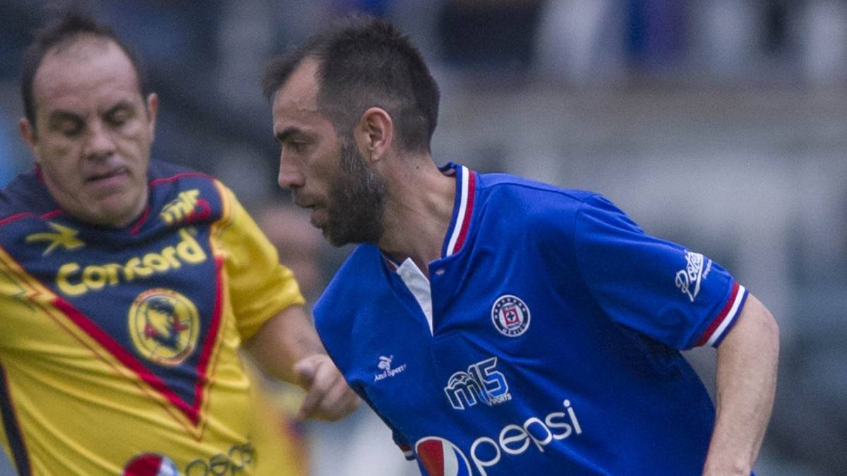 ‘Chelito’ Delgado visita a jugadores del Cruz Azul