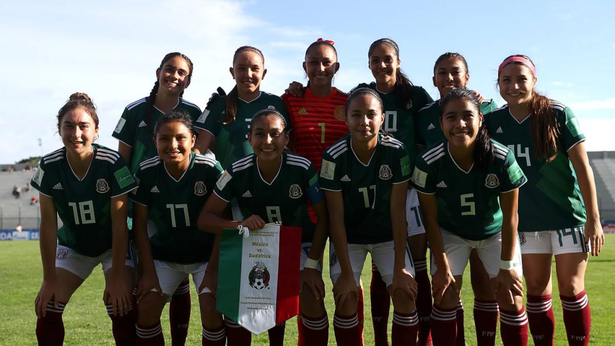 Jugadoras de Fútbol posando para fotografía de inicio de partido