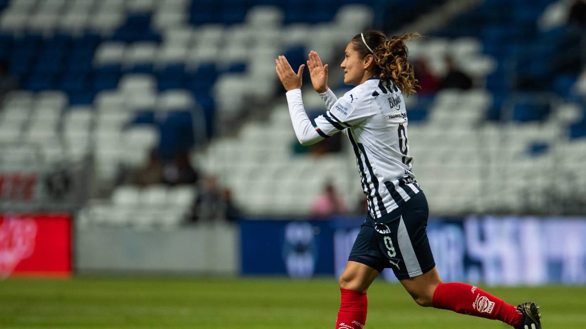 Jugadora de fútbol corriendo