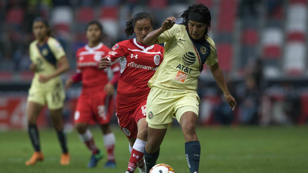 Jugadoras de fútbol disputando el balón
