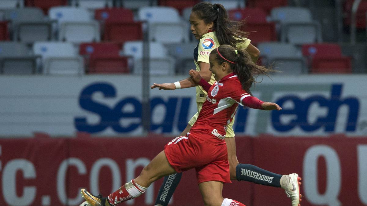 Jugadoras disputando el balón en la cancha