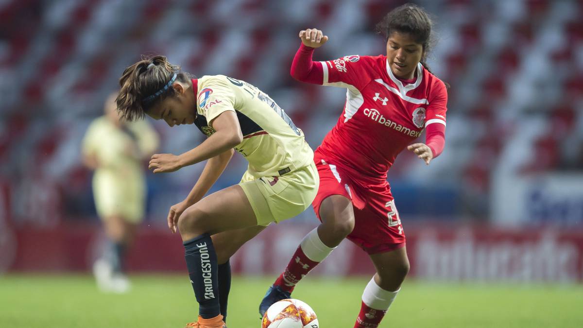 Jugadoras de fútbol disputando el balón