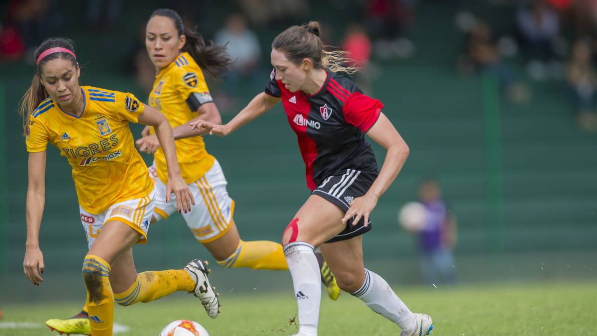 Jugadoras de fútbol disputando el balón