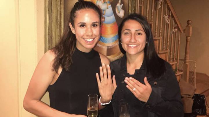 Mujeres sosteniendo una copa