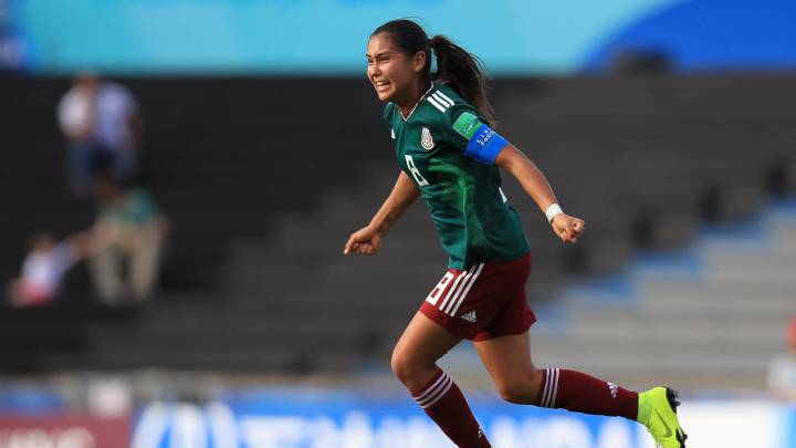 Jugadora de fútbol celebrando una anotación