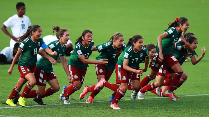 Jugadoras de fútbol festejando