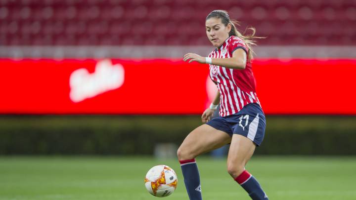 Jugadora controlando el balón en el campo de juego
