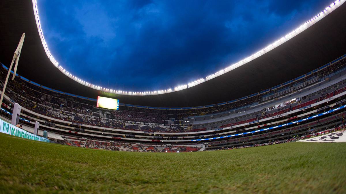 Inicia colocación de nuevo césped en el Estadio Azteca