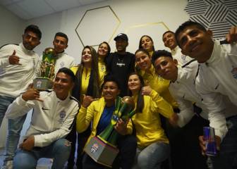 Neymar hace feliz a un grupo de fans mexicanos