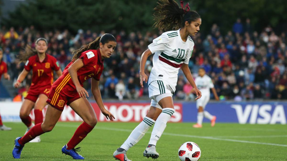 Jugadoras de fútbol disputando el balón