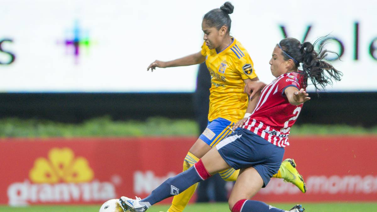 Jugadoras de fútbol disputando el balón