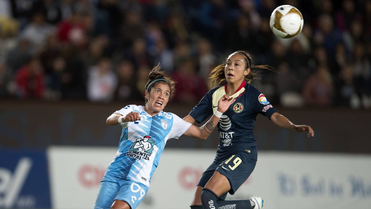 Jugadoras de fútbol disputando el balón