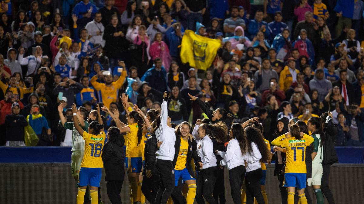 Jugadoras de fútbol festejando con su afición