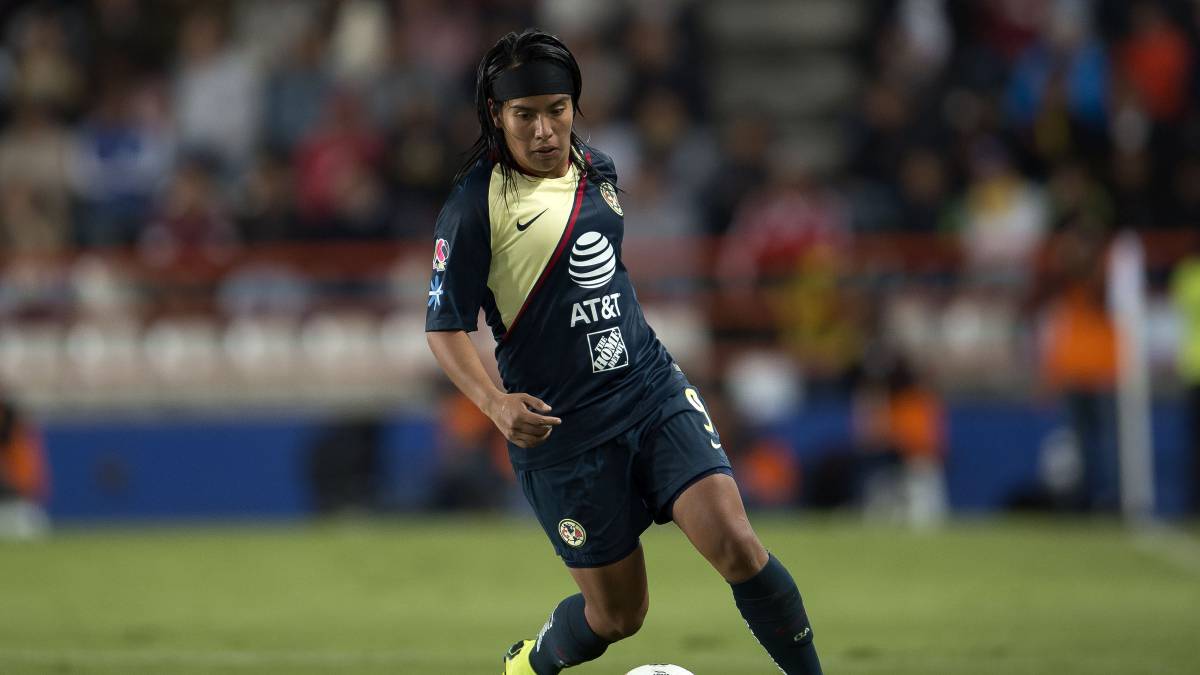 Jugadora de fútbol disputando el balón