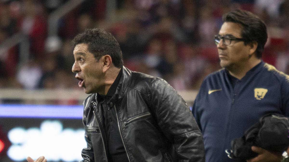 ¿Con quién habla el auxiliar de Pumas, Raúl Alpizar?
