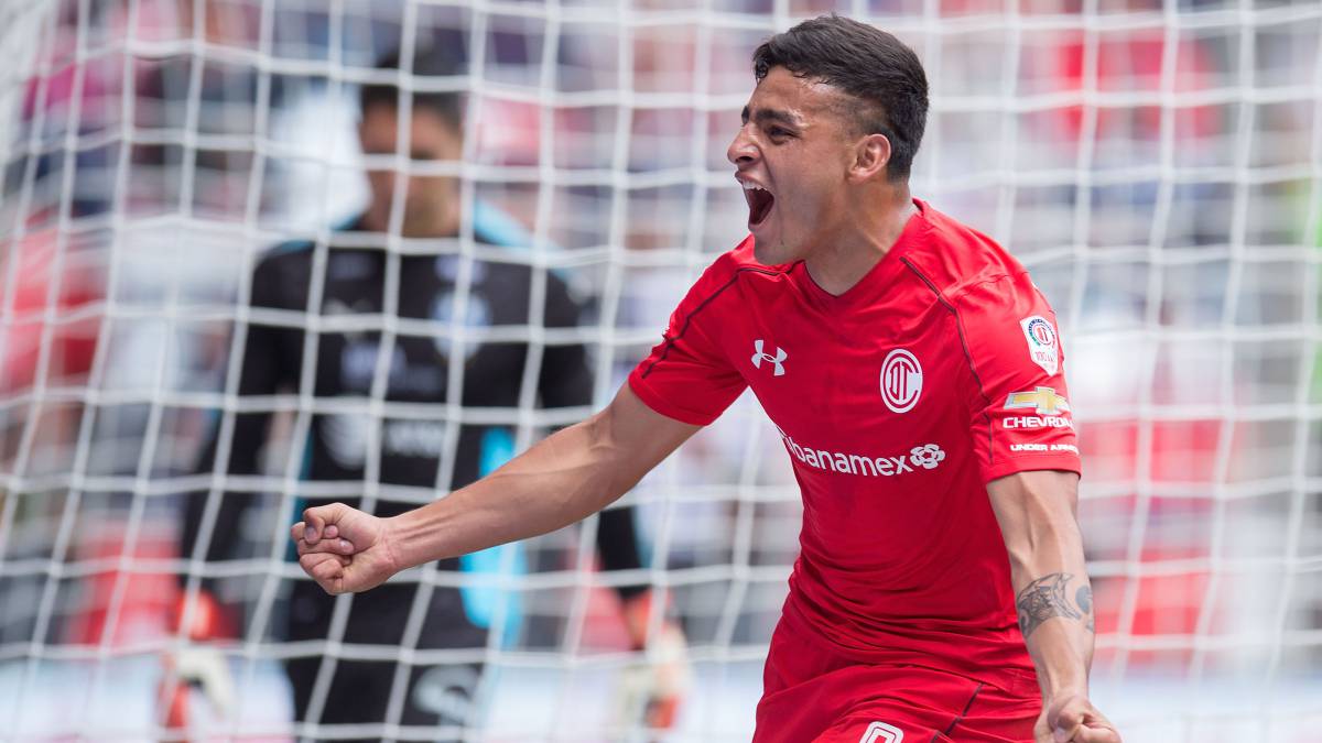Alexis Vega llega a Guadalajara para hacer exámenes médicos
