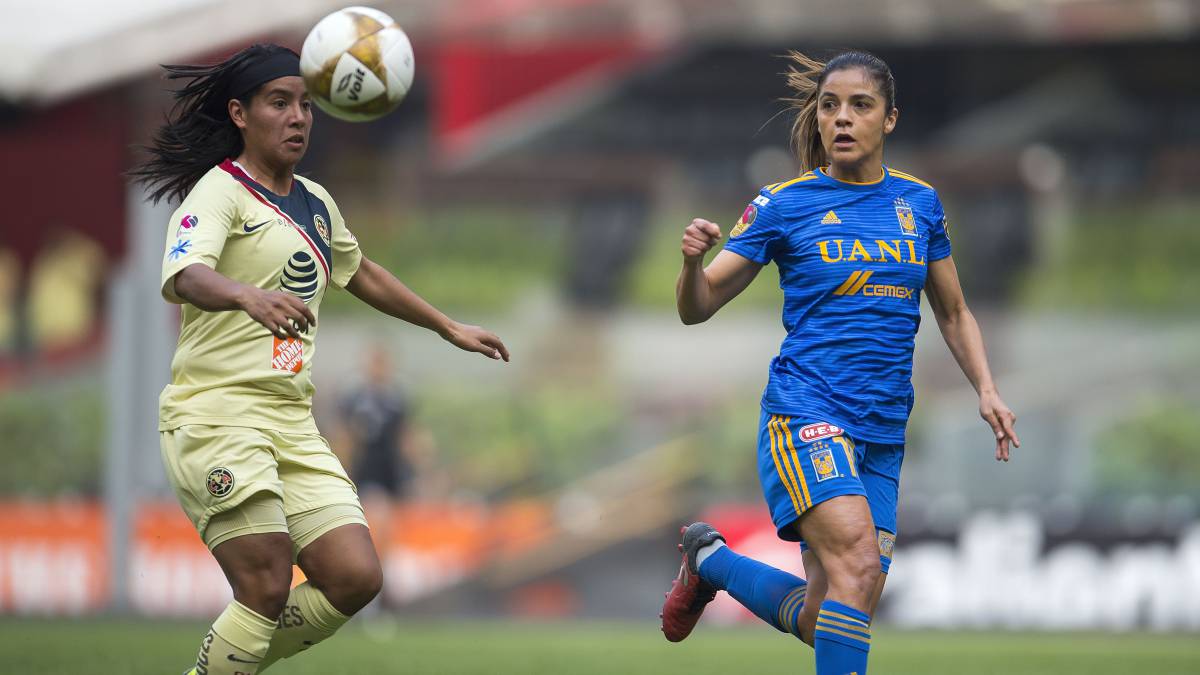 Jugadoras de fútbol disputando el balón