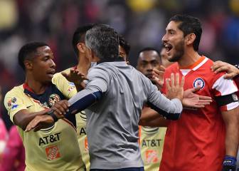 ¡La ida terminó caliente! Empujones entre Marchesín y Corona