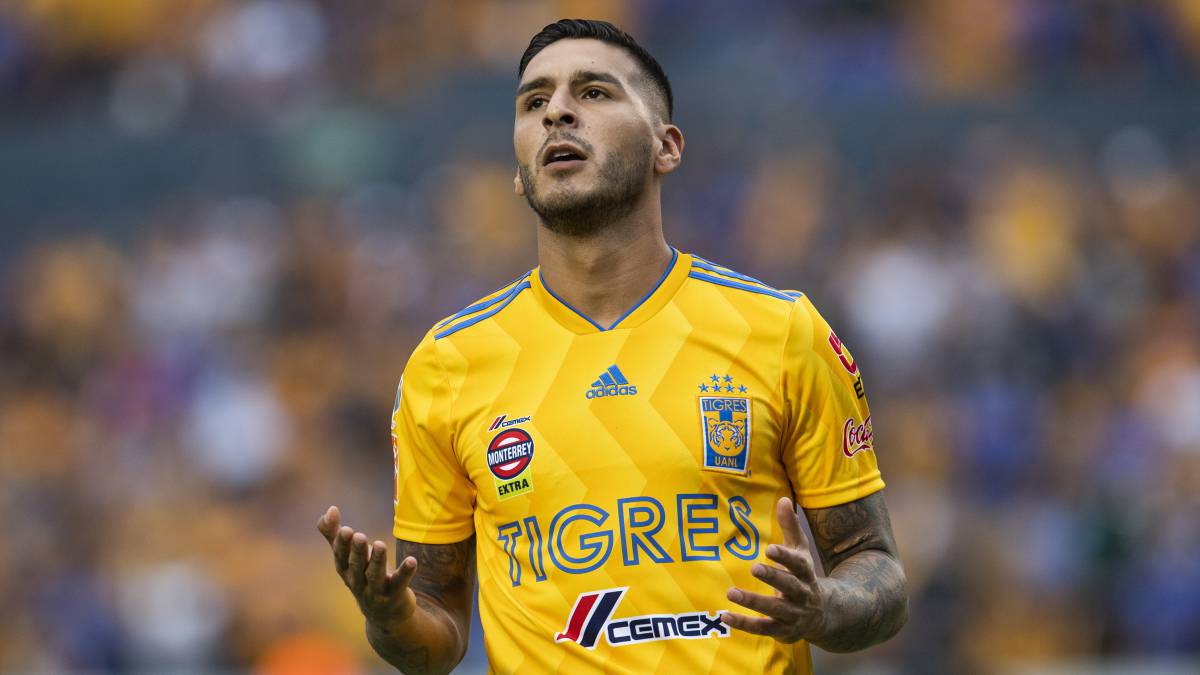 Ismael Sosa se lamenta de una ocasión perdida con la camiseta de los Tigres UANL