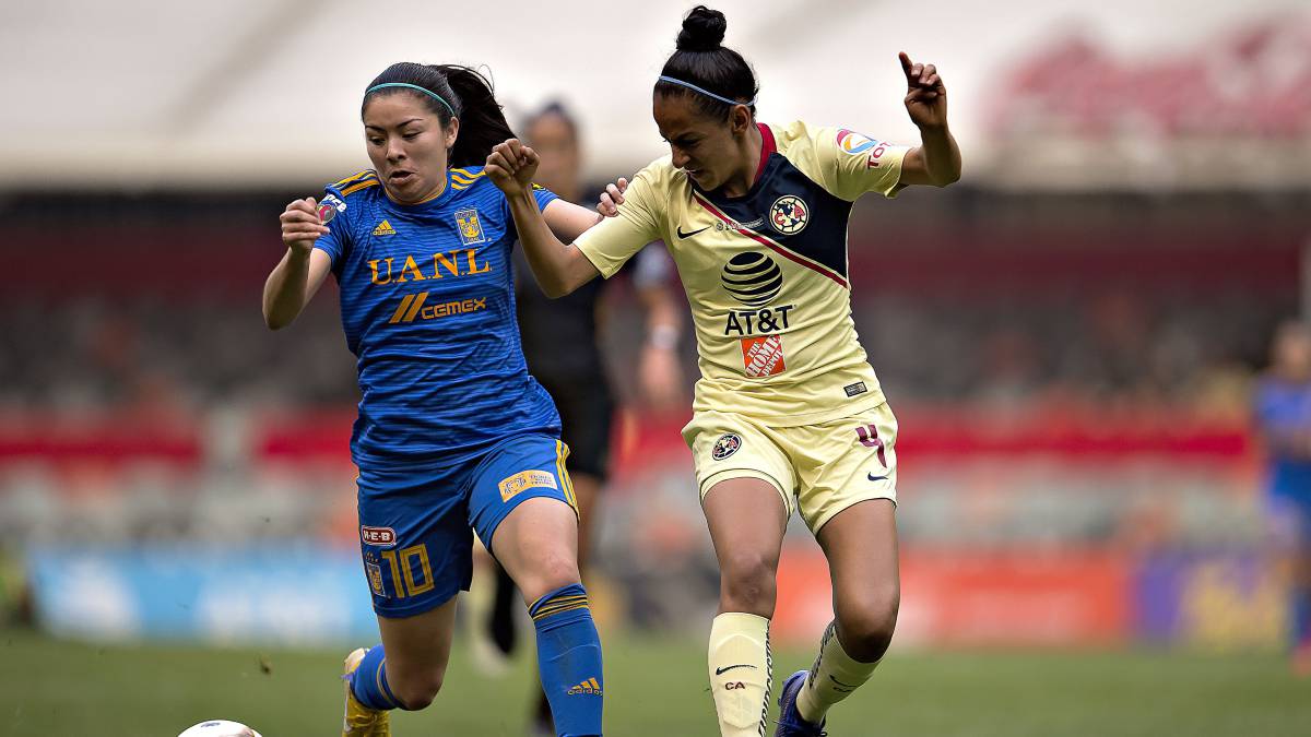 Jugadoras de fútbol disputando el balón