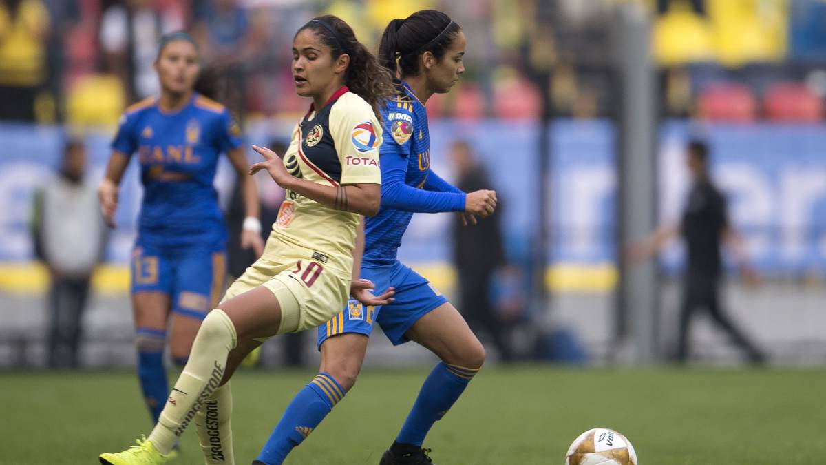 Jugadoras de fútbol disputando el balón