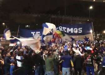 ¡Serenata espectacular! Afición celeste celebra a Cruz Azul en su hotel