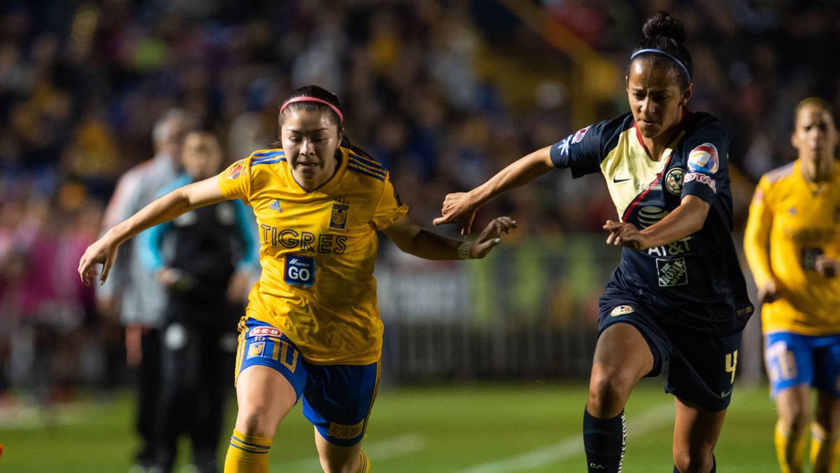 Jugadoras de fútbol disputando el balón