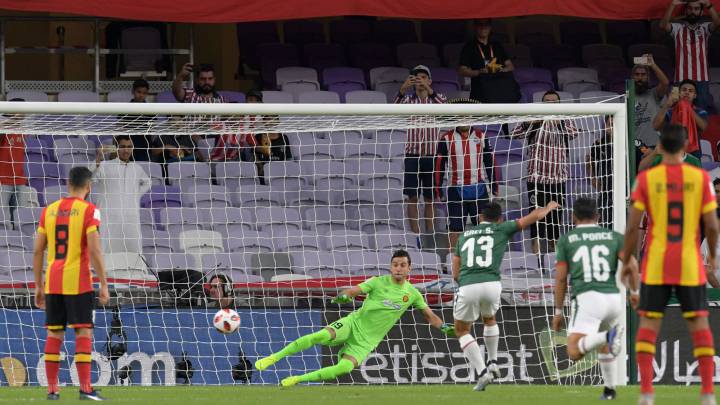 Chivas abrió el marcador con un penal que validó el VAR