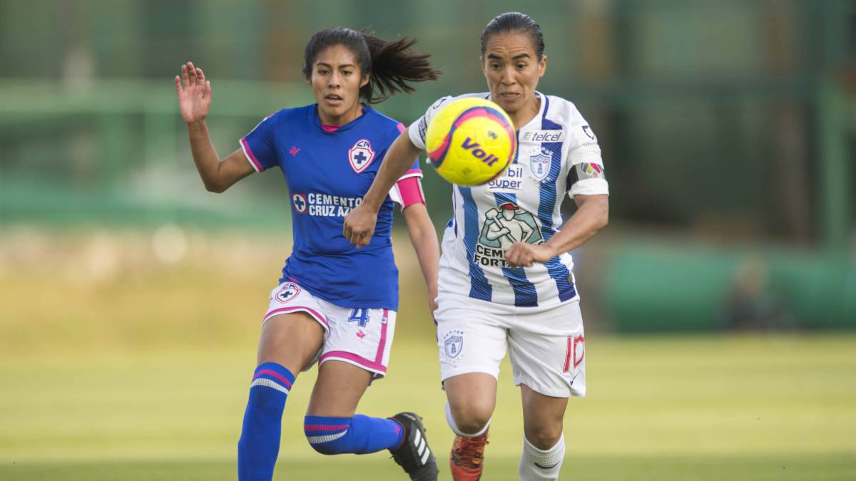 Jugadoras de fútbol disputando el balón