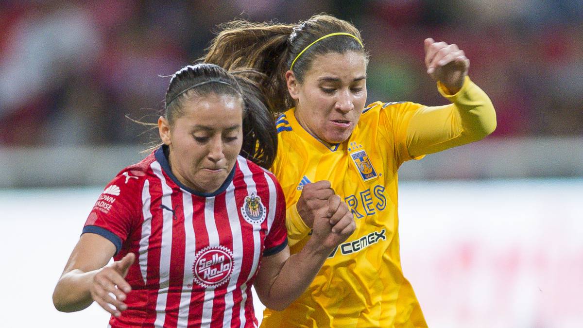 Jugadoras de fútbol disputando el balón