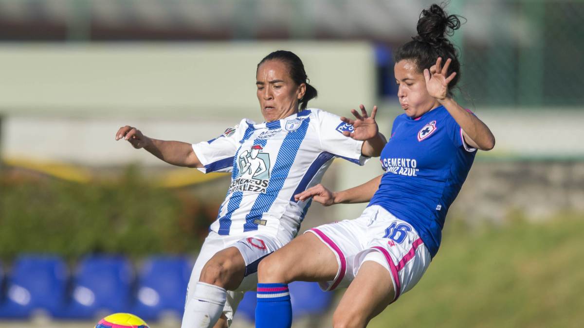 Jugadoras de fútbol disputando el balón