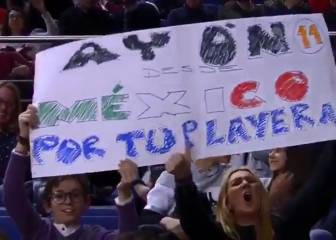 Gustavo Ayón regaló su camiseta a niño mexicano