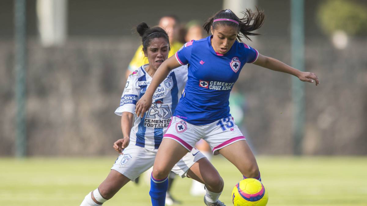 Jugadoras de fútbol disputando el balón