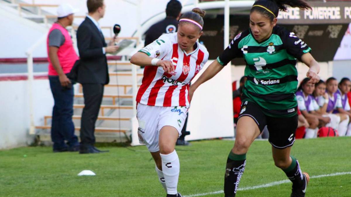 Jugadoras de fútbol disputando el balón
