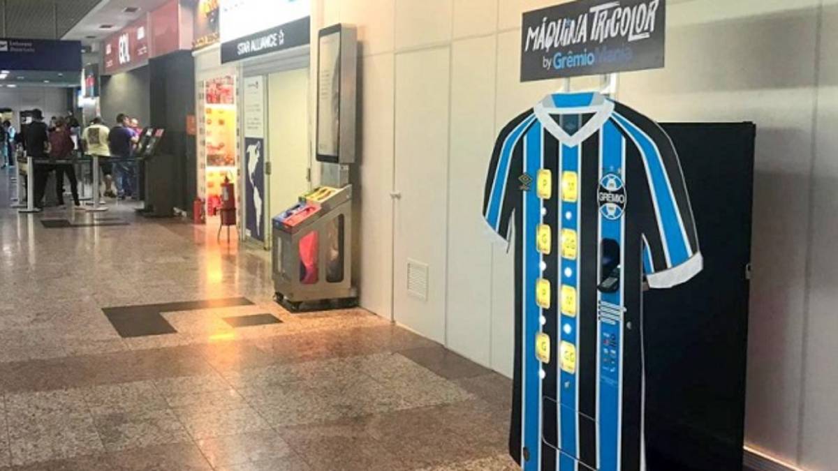 La máquina expendedora que da playeras en lugar de refrescos
