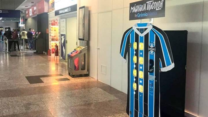 La máquina expendedora que da playeras en lugar de refrescos
