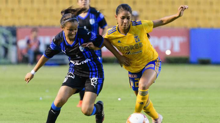 Jugadoras de fútbol disputando el balón
