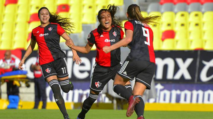 jugadoras de futbol festejando anotación