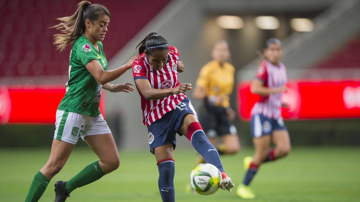 Jugadoras de fútbol disputando el balón